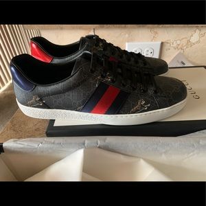 Gucci tiger print shoes